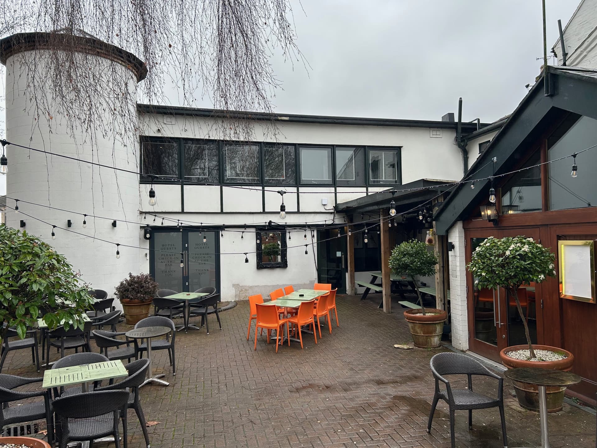 Brunning & Price - The Globe